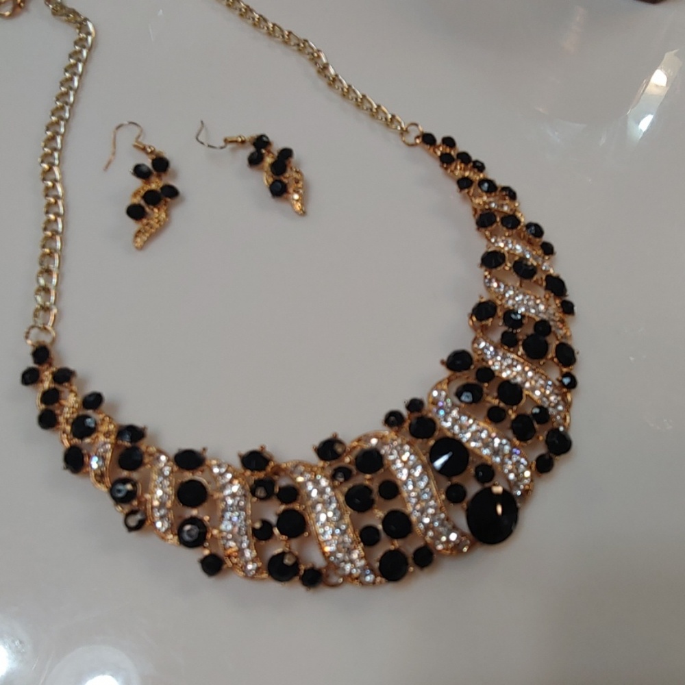 Necklace earrings set
